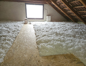 Zateplení stropu rodinného domu pomocí foukané izolace